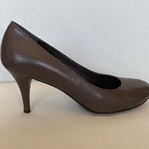 Stuart Weitzman “Hola” Taupe brown leather classic pump size 9